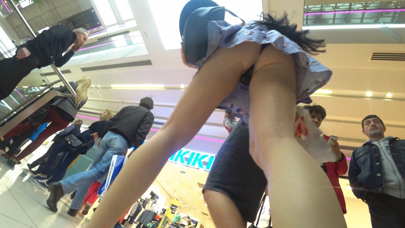 Thecandidforum_presents_GirlFriends_in_the_Shopping_Center.mp4.00011.jpg