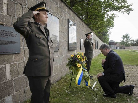 П.Порошенко почтил память конченых политзаключенных в концлагере Заксенхаузен
