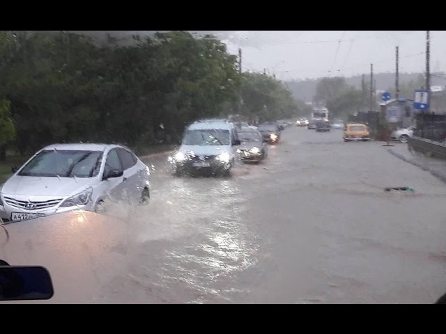 В Симферополе потоп, пробки и "выставка ДТП" с фурами [фото, видео]