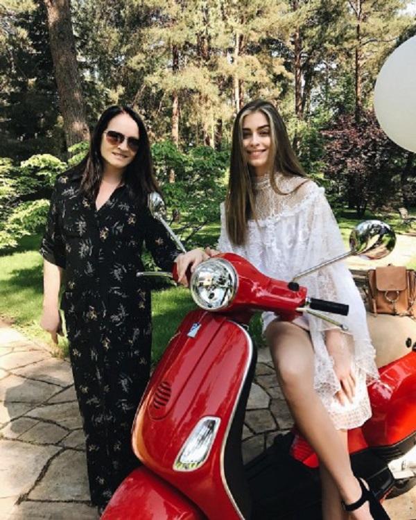 Внучка Софии Ротару устроила фотосессию на красном скутере в честь дня рождения