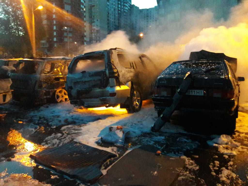 В Киеве на стоянке сгорели 3 автомобиля, 5 повреждены: фото