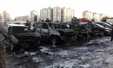 В Киеве на стоянке сгорели 3 автомобиля, 5 повреждены: фото