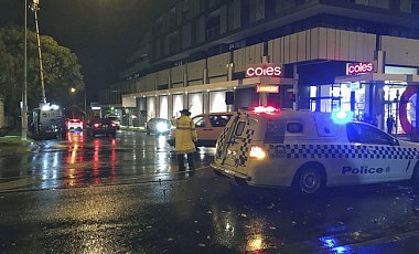 В Мельбурне безвестный изранил двух полицейских и взял заложницу