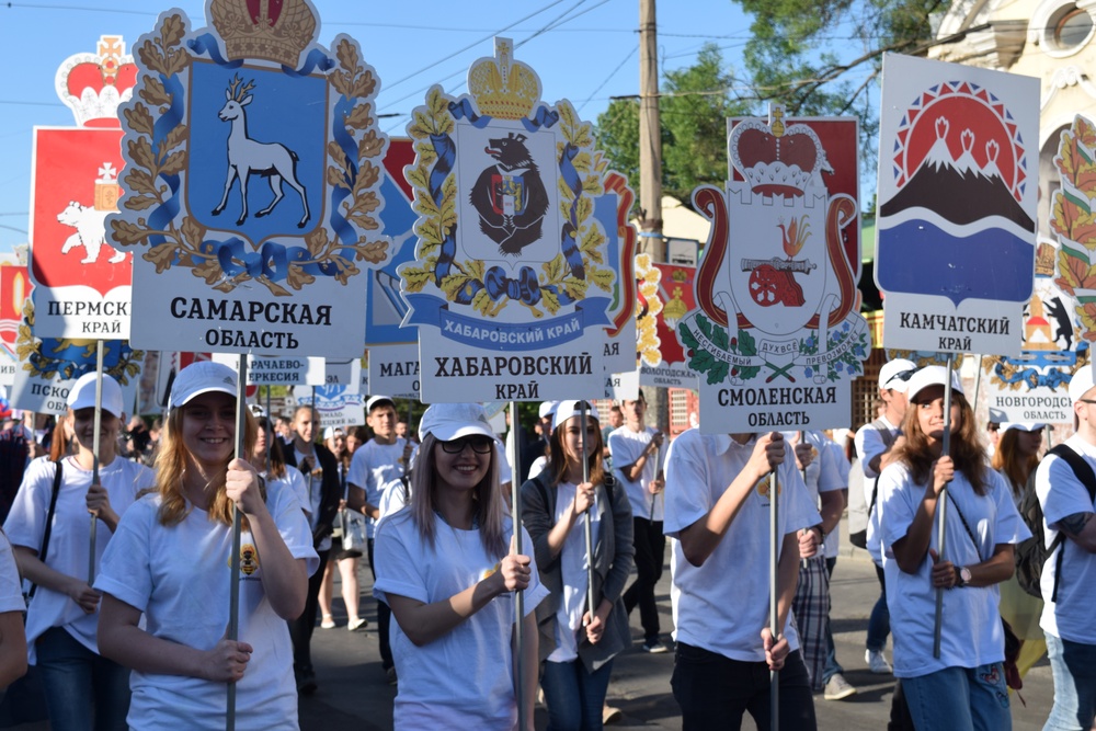 Многотысячный парад, Бутусов, "Лесоповал" и фейерверки: Симферополь отпраздновал Девай города [фото, видео]