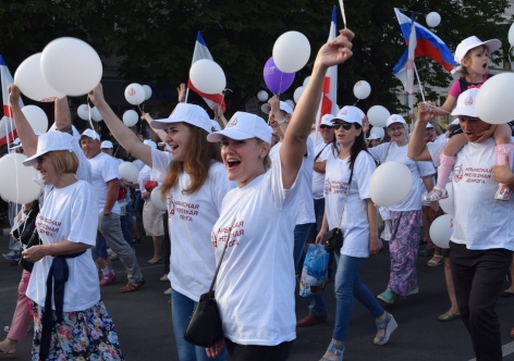 Многотысячный парад, Бутусов, "Лесоповал" и фейерверки: Симферополь отпраздновал Девай города [фото, видео]