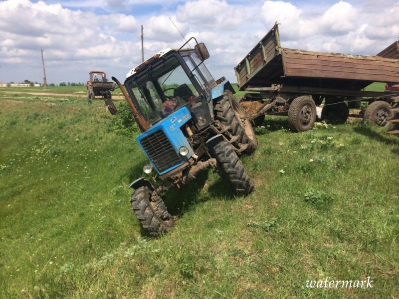 Косой крымчанин увяз в яме на угнанном тракторе [фото]