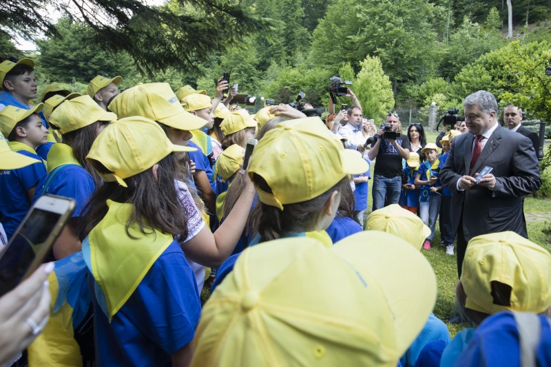 Президентське подружжя та Президент Словацької Республіки зустрілися з дітьми, які поїдуть на відпочинок до Угорщини