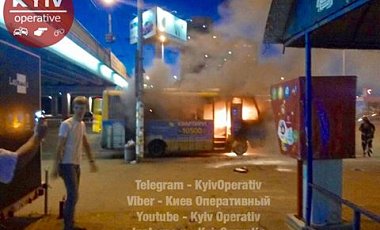 В Киеве возле станции метрополитен возгорелась маршрутка: фото