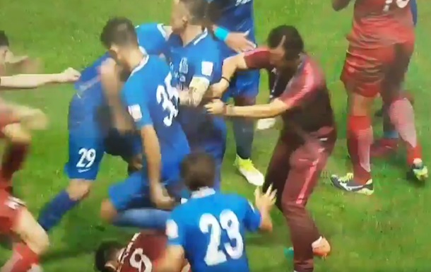 В Китае во время матча на поле произошла драка