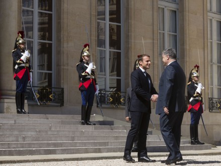 Во Франции возникла встреча П.Порошенко с Э.Макроном