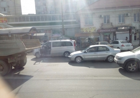 Симферопольский троллейбус снес дверь минивэна, а в Севастополе один-одинехонек микроавтобус "догнал" иной [фото, видео]
