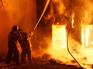 В Киеве ночью приключился пожар в 20-этажном доме. Пришлось эвакуировать людей