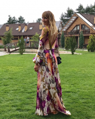 Леся Никитюк примерила воздушное платье с цветочным принтом
