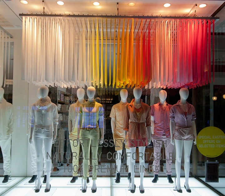 Стильное оформление витрин для магазина молодёжной моды uniqlo, весна 2014, лондон