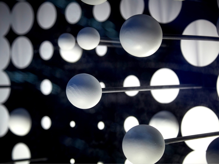 Креативные витрины магазина с инсталляцией из шаров и кругов
