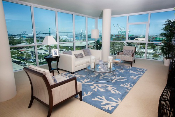 Современная мебель для гостиной в апартаментах для преуспевающих людей с видом на океан от dwell, сан-педро, калифорния