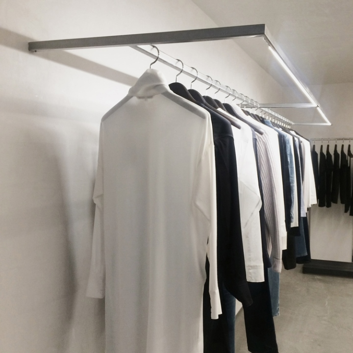 Современный и практичный дизайн магазина дорогой одежды