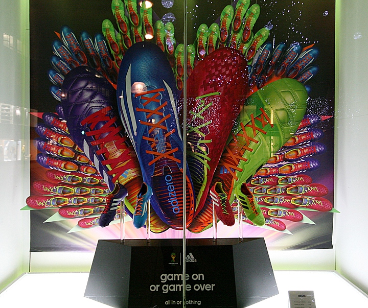 Замечательные художественные композиции в зимнем оформлении витрин магазина adidas в лондоне