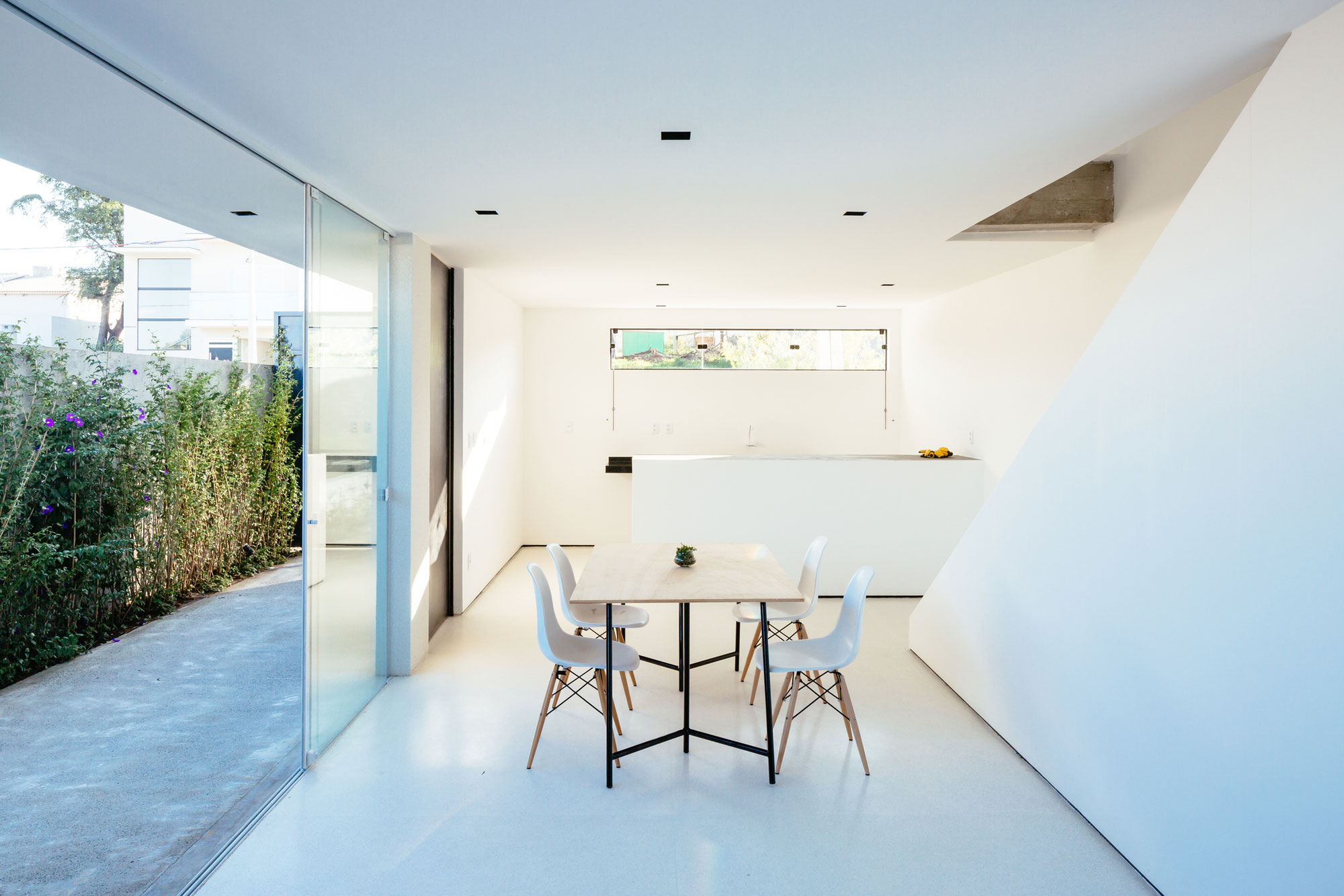 Лаконичный дизайн белоснежного минималистского дома со стеклянными стенами