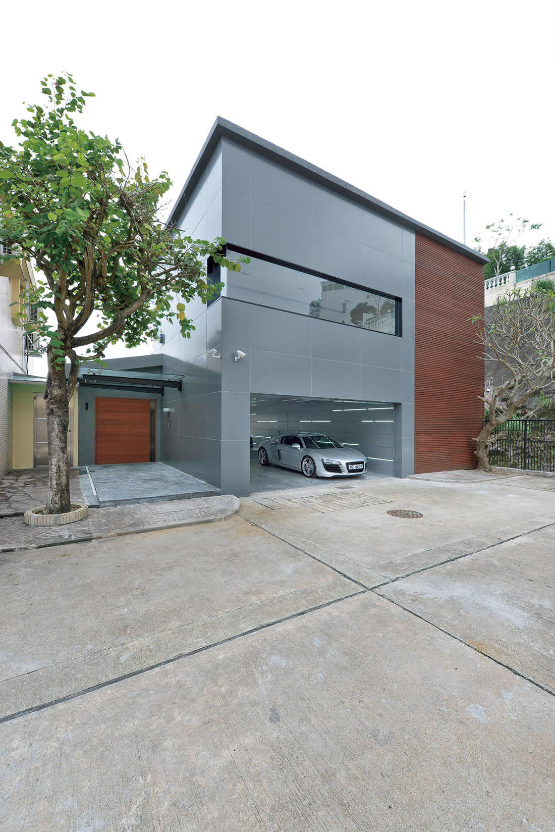 Смелый проект двухэтажного частного дома с гаражом в минималистском стиле