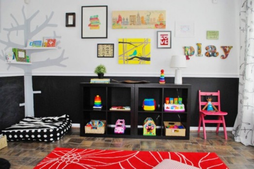 Красочный дизайн игровой комнаты с классной доской на стене – раздолье для будущих художников