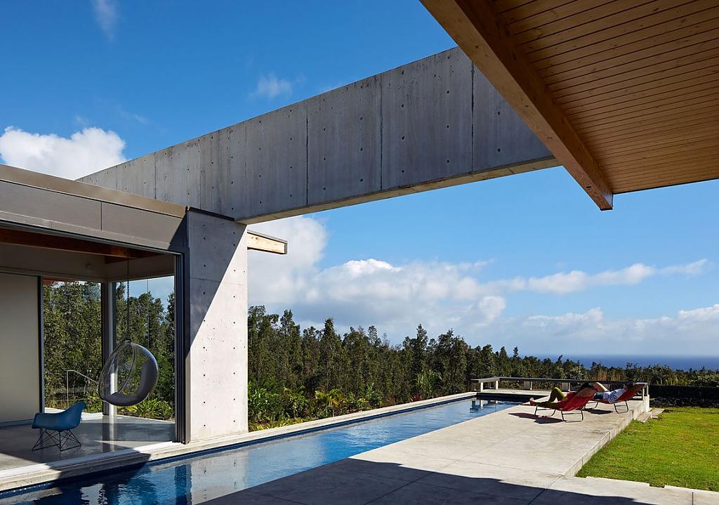 Дизайн-проекты одноэтажных домов: lavaflow 7 от craig steely architecture — густой лес вокруг и океан вдалеке, pahoa, hawaii, сша