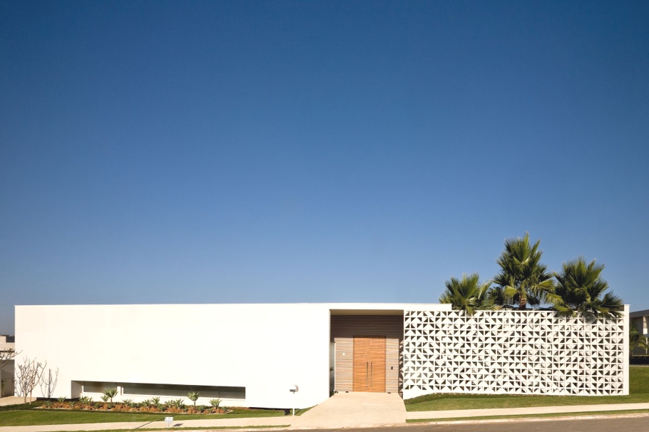 Современная casa do patio — изящная простота от goiania-based совместно с leo romano, goiania, бразилия