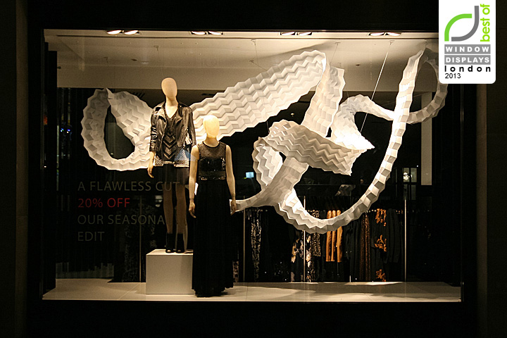 Кружевное зимнее оформление витрины для бутика одежды karen millen в стиле оригами, лондон, великобритания