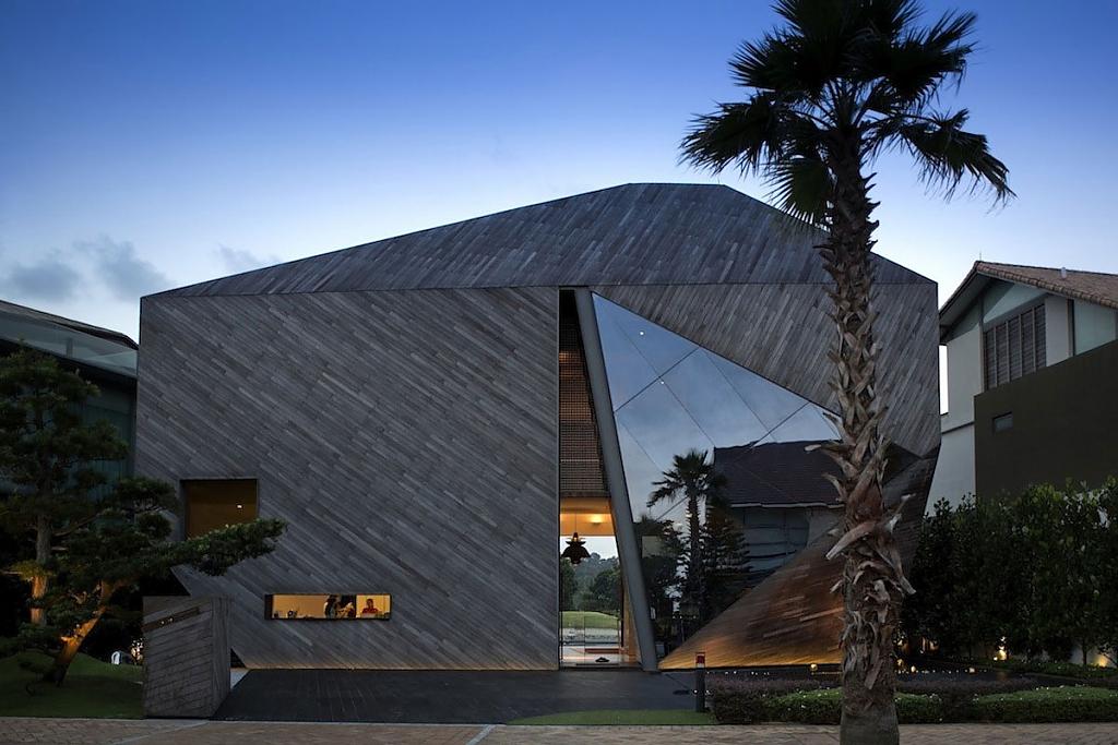 Смелость города берет: креативный diamond house от formwerkz architects на острове сентоза, сингапур