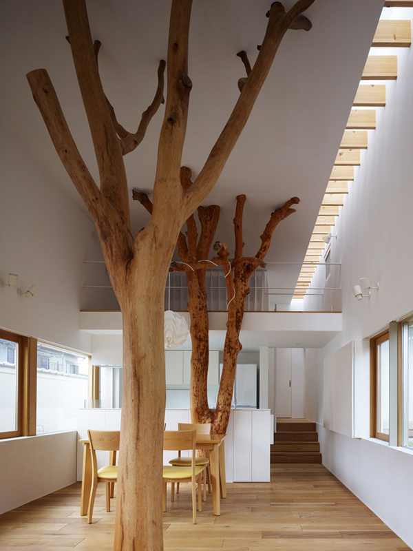 Древо жизни: оригинальный дом с природными элементами несущих конструкций