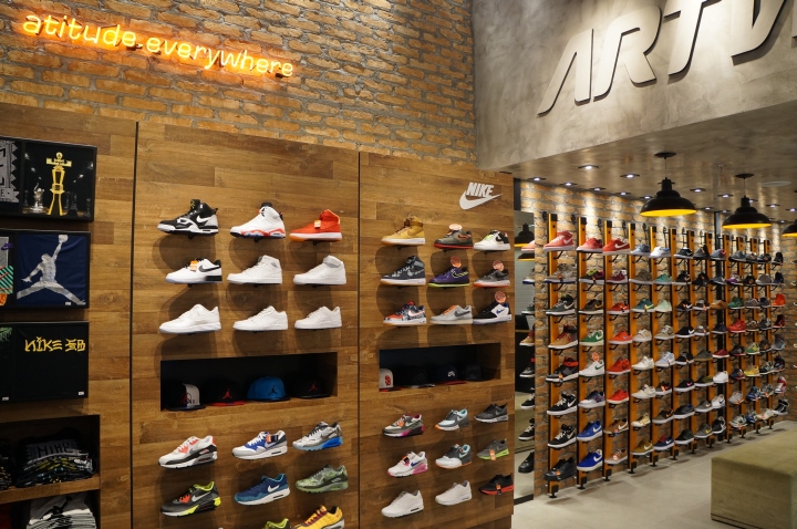 Современное оформление мультибрендового магазина фирменной спортивной обуви artwalk