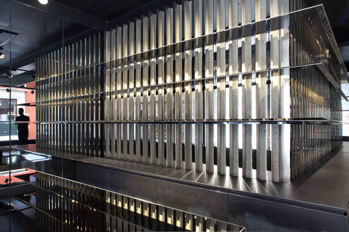 Лёгкость тяжёлого металла – удивительный дизайн-проект брендового магазина аксессуаров ovps в венеции