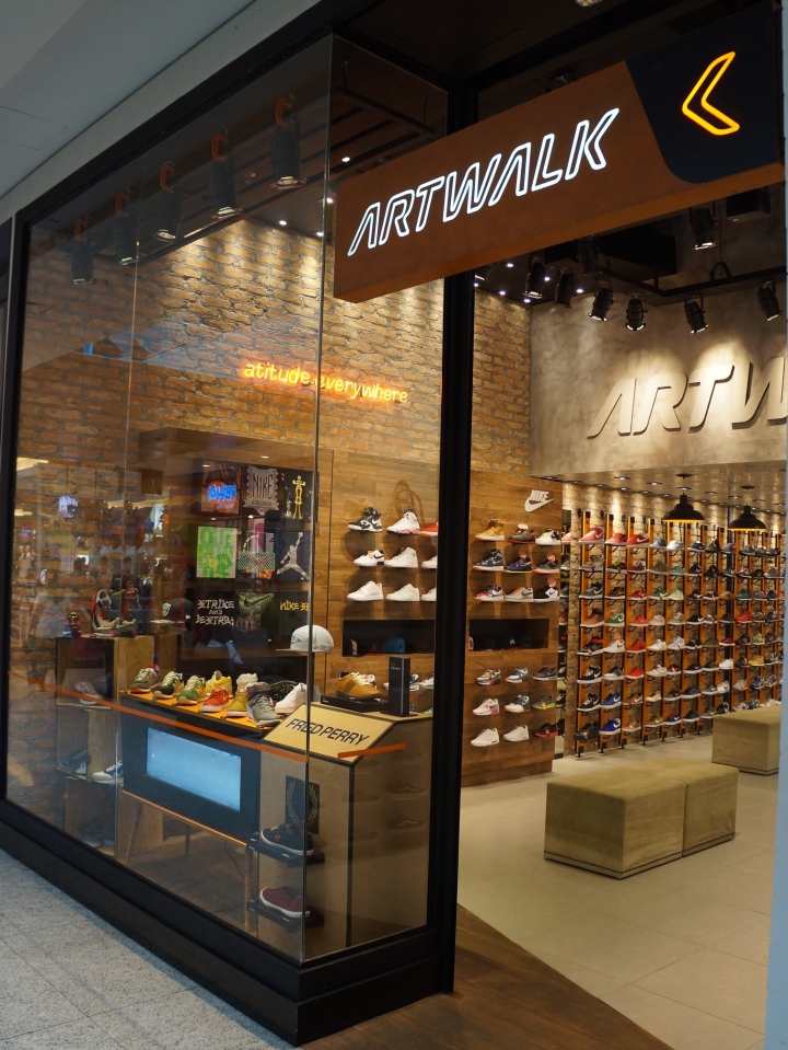 Современное оформление мультибрендового магазина фирменной спортивной обуви artwalk