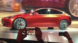 Стало знаменито, будто будет выглядеть начальный серийный электоромобиль — Маск показал фото Tesla Model 3