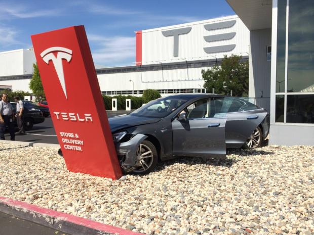 Акции Tesla упали после аварии электромобиля 
