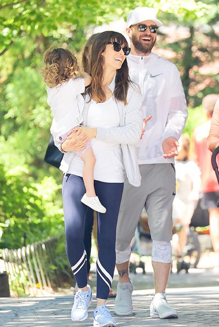 Джастин Тимберлейк с семьей погуливается по летнему Нью-Йорку