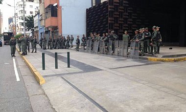 В Венесуэле военные заблокировали дом Генпрокуратуры