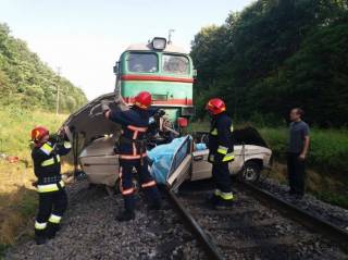 На Ивано-Франковщине столкнулись поезд и легковушка. Погибли 4 человека