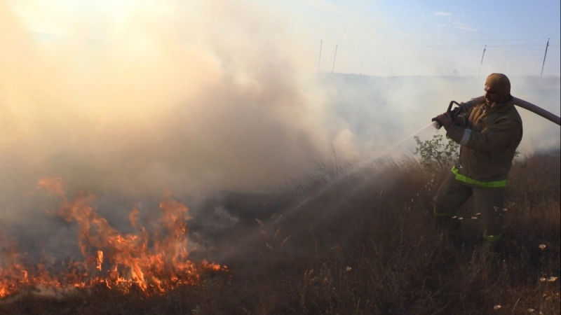 В Крыму пожар на 70 гектарах тушили с вертолёта [фото]