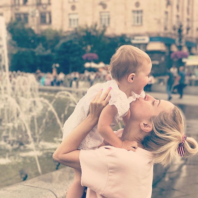 Тоня Матвиенко поделилась трогательными фото с супругом и подросшей дочерью