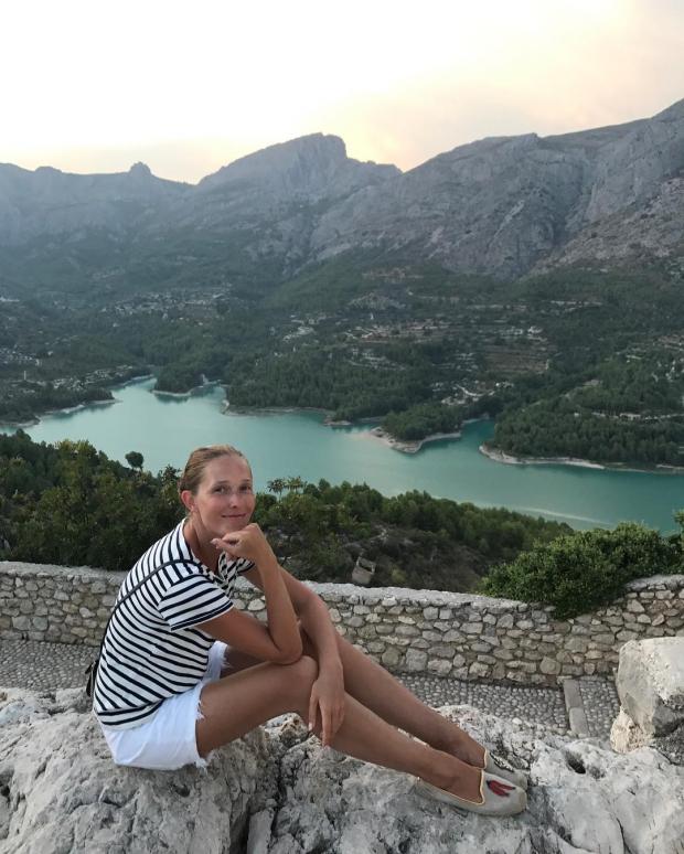 Катя Осадчая на отдыхе в Испании: ведущая любуется красотами жаркой страны