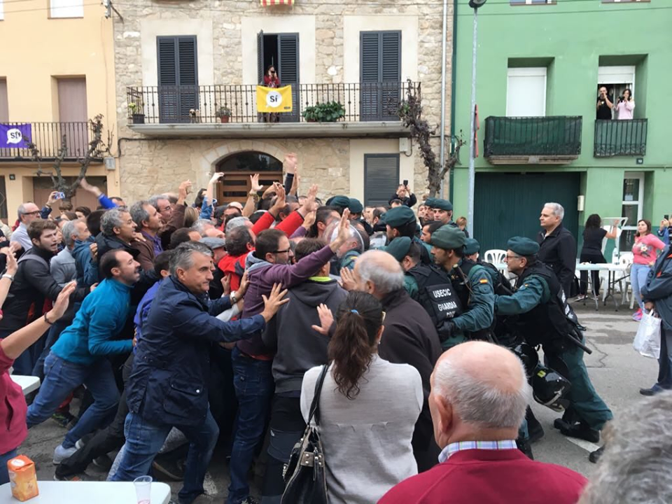 Полиция Испании заблокировала утилитарны все избирательные участки в Каталонии