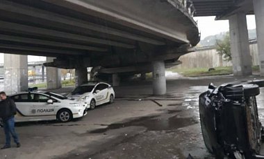 В Киеве упал с моста авто с водителем и ребятенком - СМИ
