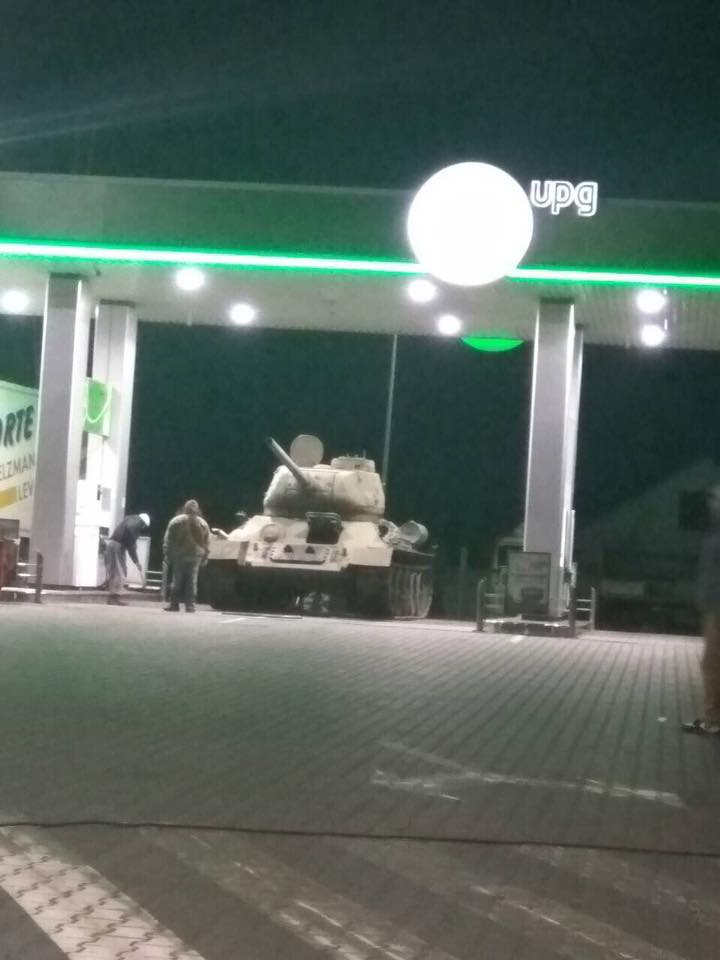 На АЗС под Киевом заправляли танк: фото