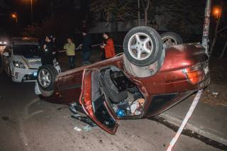 В Киеве опьяненный шофер перевернулся на крышу и кидался на полицейских