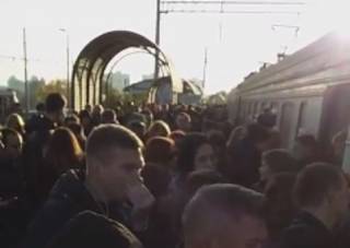 В Киеве разъяренная масса заблокировала движение электрички. Возникло видео