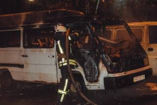 В центре Киева сожгли микроавтобус Mercedes. Возникло видео