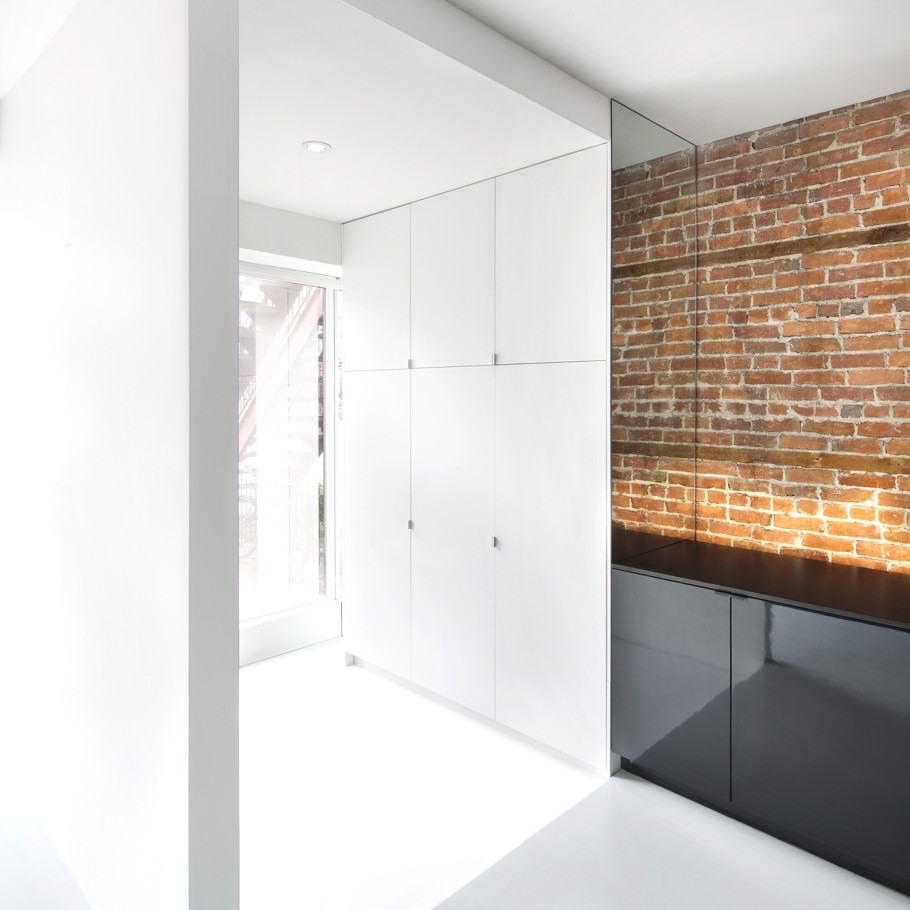 Контрастный минимализм в элегантном дизайне квартиры от anne sophie goneau, монреаль, канада