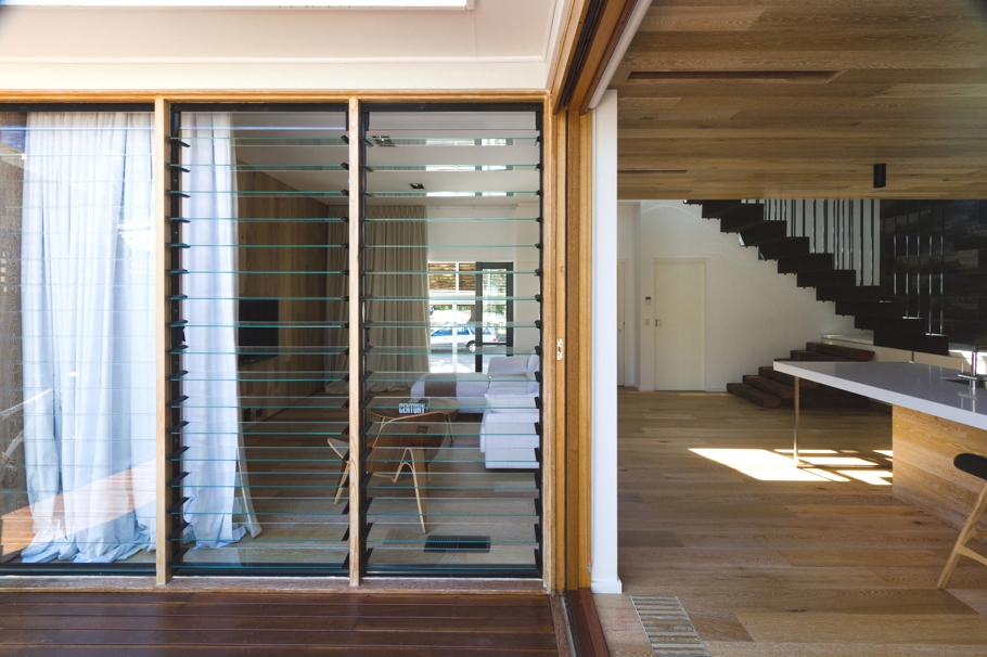 Великолепный дизайн интерьера семейного дома с неожиданным сочетанием материалов