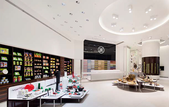 Яркая концепция дизайна patchi store – эксклюзивный шоколадный бутик